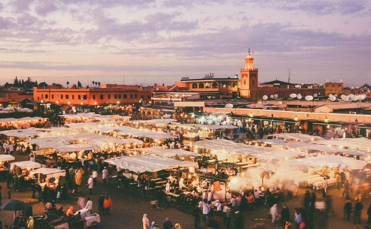 Plaza central de Marrakech, con muchos puntos de venta ambulantes
