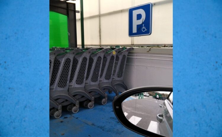 Denuncian en Twitter que un supermercado coloca los carritos en una plaza PMR