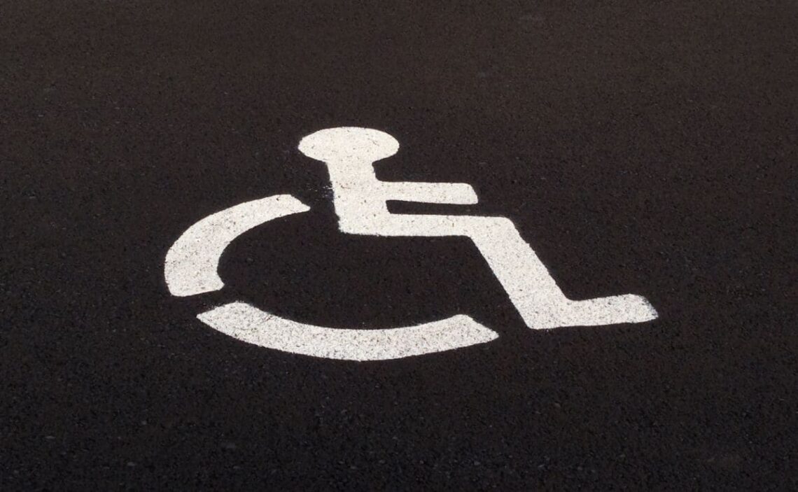 Plaza de aparcamiento reservada para personas con movilidad reducida (PMR)