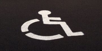 Plaza de aparcamiento reservada para personas con movilidad reducida (PMR)
