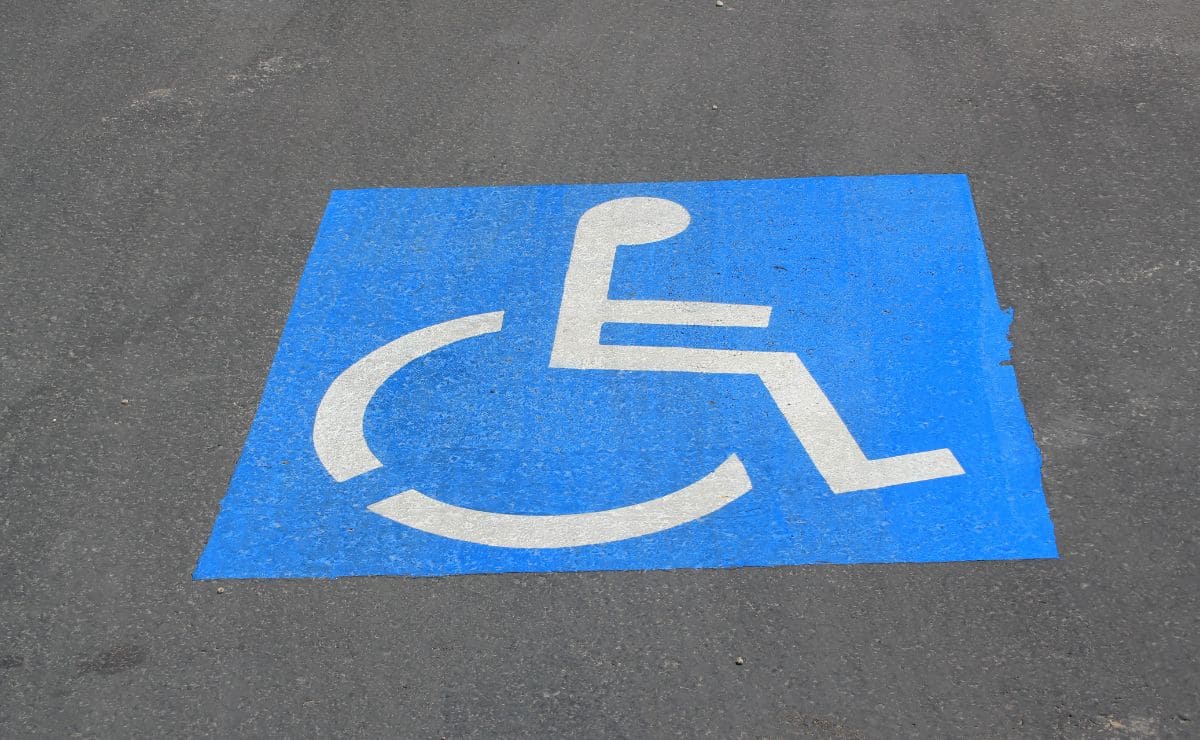 Plaza de aparcamiento destinada para personas con movilidad reducida