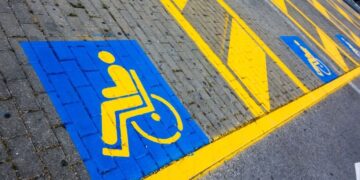 plaza de aparacmiento persona con movilidad reducida PMR discapacidad