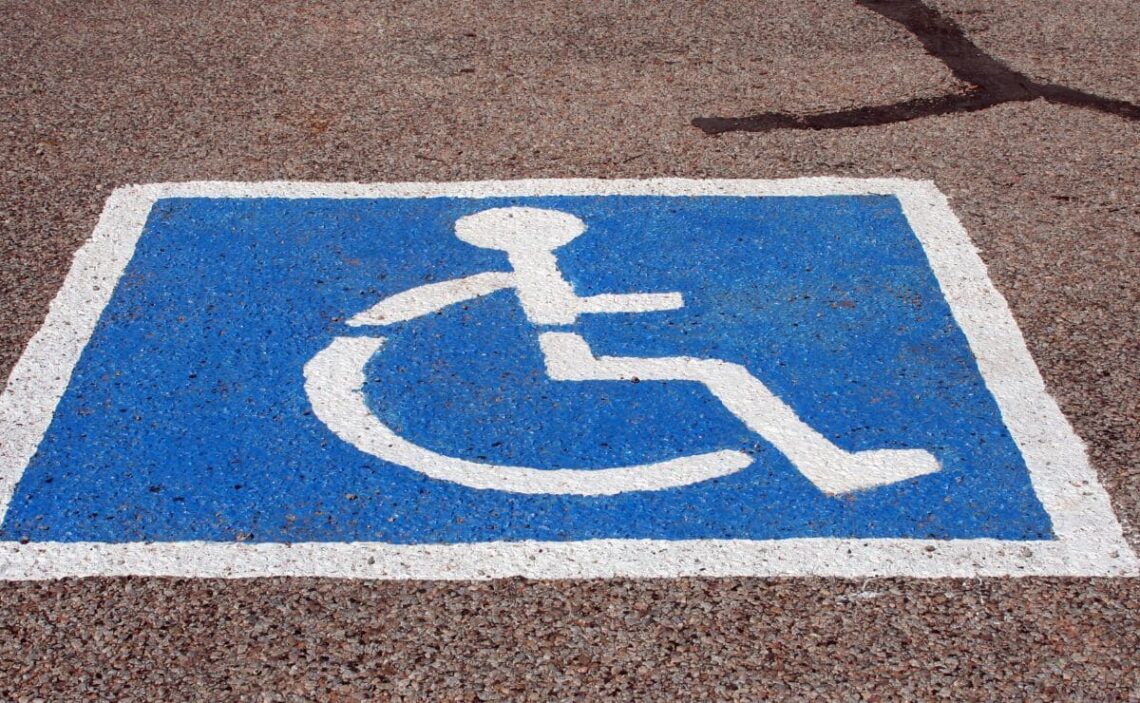 Plaza de aparcamiento para personas con movilidad reducida (PMR)