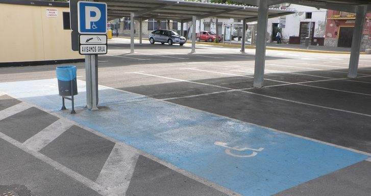 León multará a las personas con discapacidad que presten su tarjeta de aparcamiento