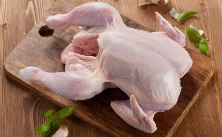 Un pollo sobre una tabla antes de su limieza