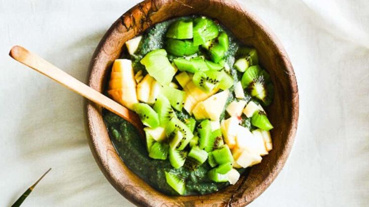 Porridge de avena con espirulina y frutas