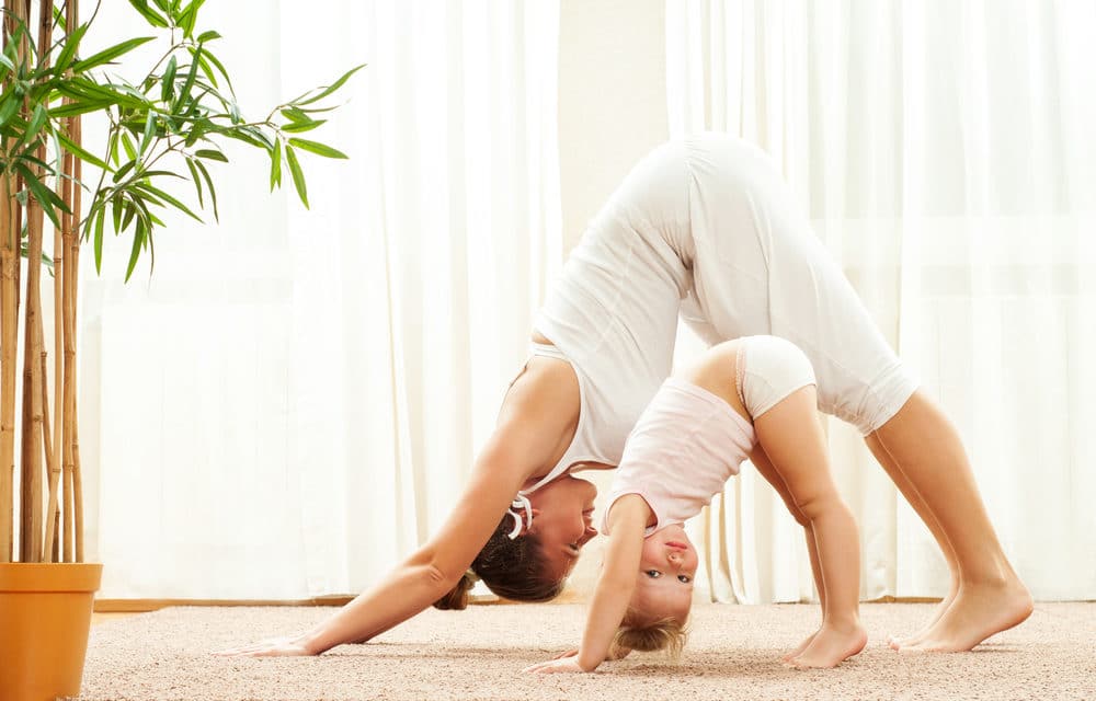 Madre e hija practicando yoga