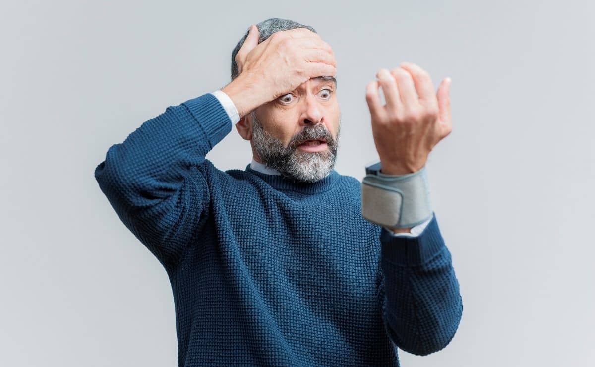 Persona sorprendida tras medirse la presión sanguínea de su cuerpo