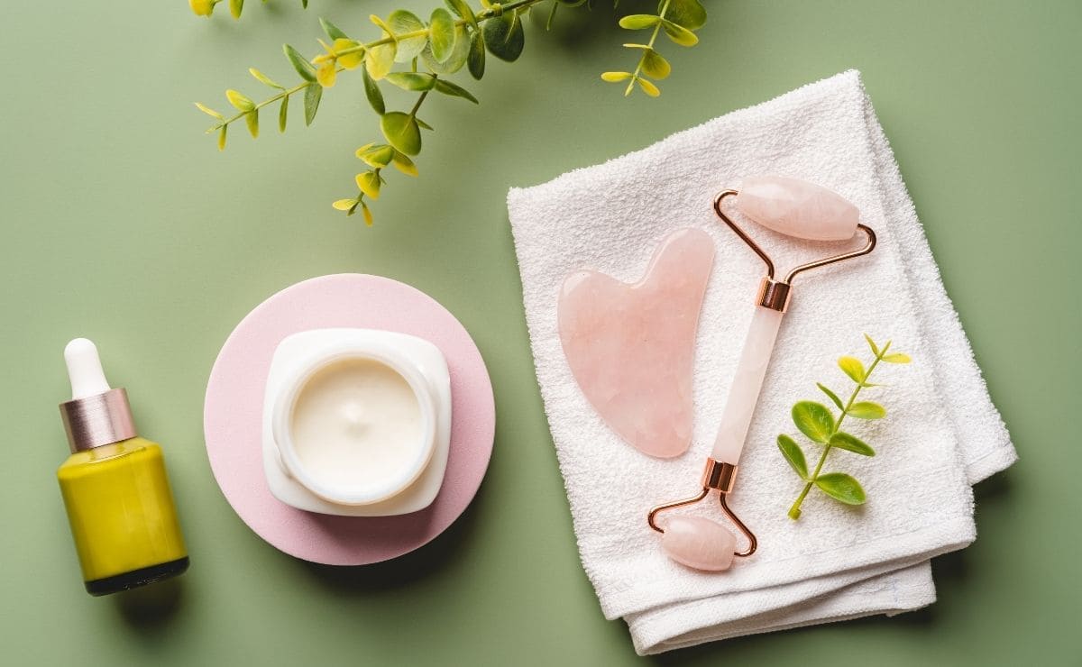 Rosalía incluye en su rutina de belleza la piedra Gua Sha a diario