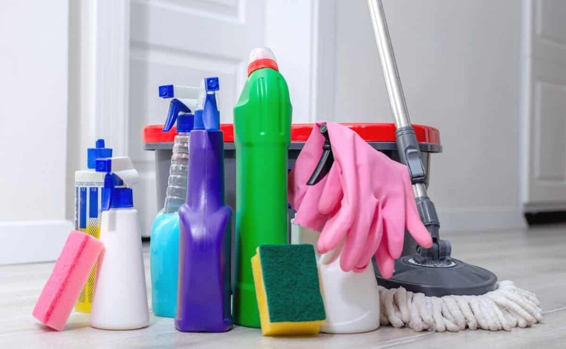 La OCU realiza un informe sobre productos de limpieza que no debes utilizar