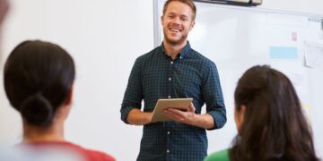 La Junta de Andalucía lanzar una oferta de empleo público con más de 6.500 plazas para docentes