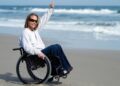 Persona con discapacidad en silla de ruedas realizando turismo accesible