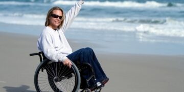 Persona con discapacidad en silla de ruedas realizando turismo accesible
