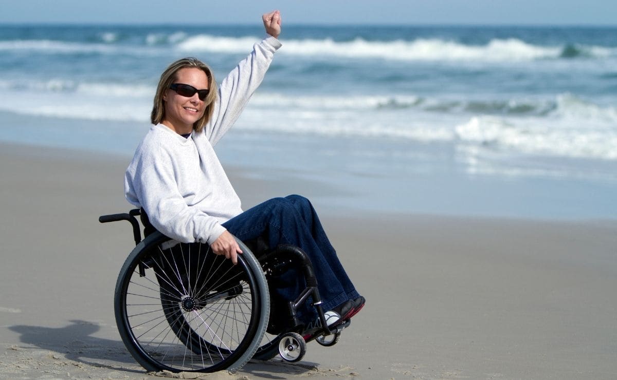 Persona con discapacidad en silla de ruedas realizando turismo accesible