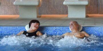 Personas mayores disfrutando del Programa de Termalismo del IMSERSO