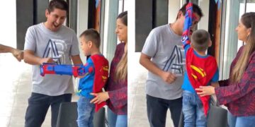 Pequeño acaricia a sus padres tras probar por primera vez la prótesis