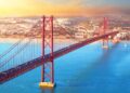 Puente 25 de Abril, un gran puente colgante de Lisboa que atraviesa el estuario del río Tajo
