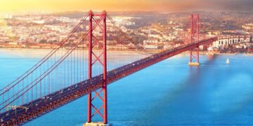 Puente 25 de Abril, un gran puente colgante de Lisboa que atraviesa el estuario del río Tajo