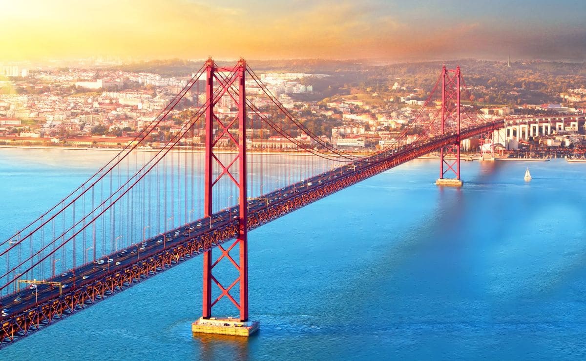 Puente 25 de Abril, un gran puente colgante de Lisboa que atraviesa el estuario del río Tajo