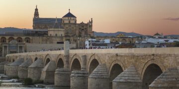 Turismo en Andalucía: Puente Romano y Mezquita Catedral en Córdoba
