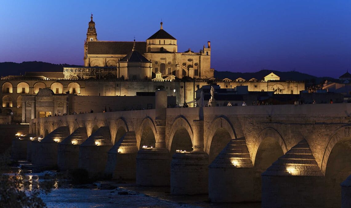 Turismo en Andalucía: Puente Romano y Mezquita Catedral en Córdoba