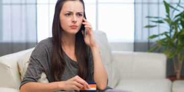 ¿Es legar que el banco cobre un precio por el mantenimiento de la cuenta con la que estamos pagando un préstamo?