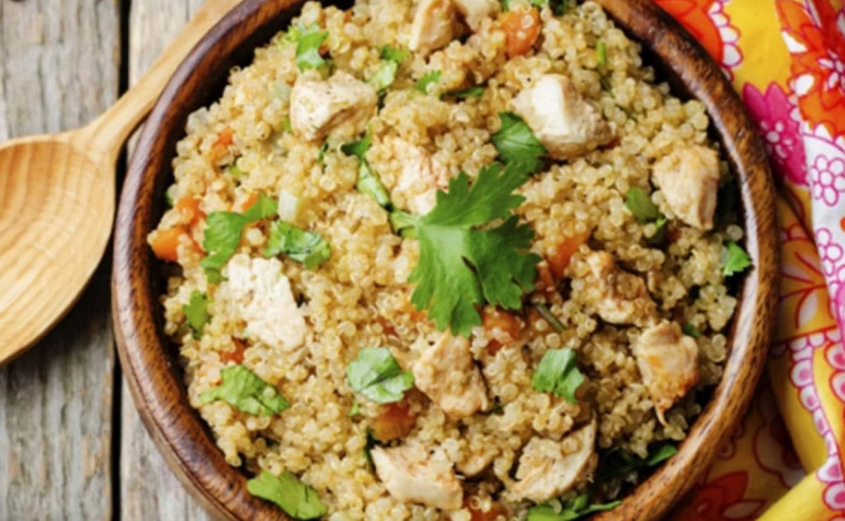 Quinoa con pollo, cúrcuma y espirulina 