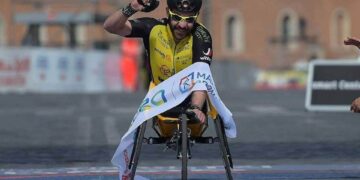 Rafael Botello entrando a meta en Los Ángeles