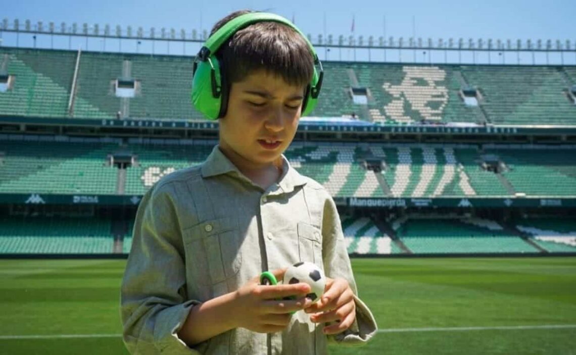 Niño con autismo estrenando el kit sensorial que dará el Real Betis