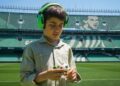 Niño con autismo estrenando el kit sensorial que dará el Real Betis