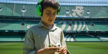 Niño con autismo estrenando el kit sensorial que dará el Real Betis
