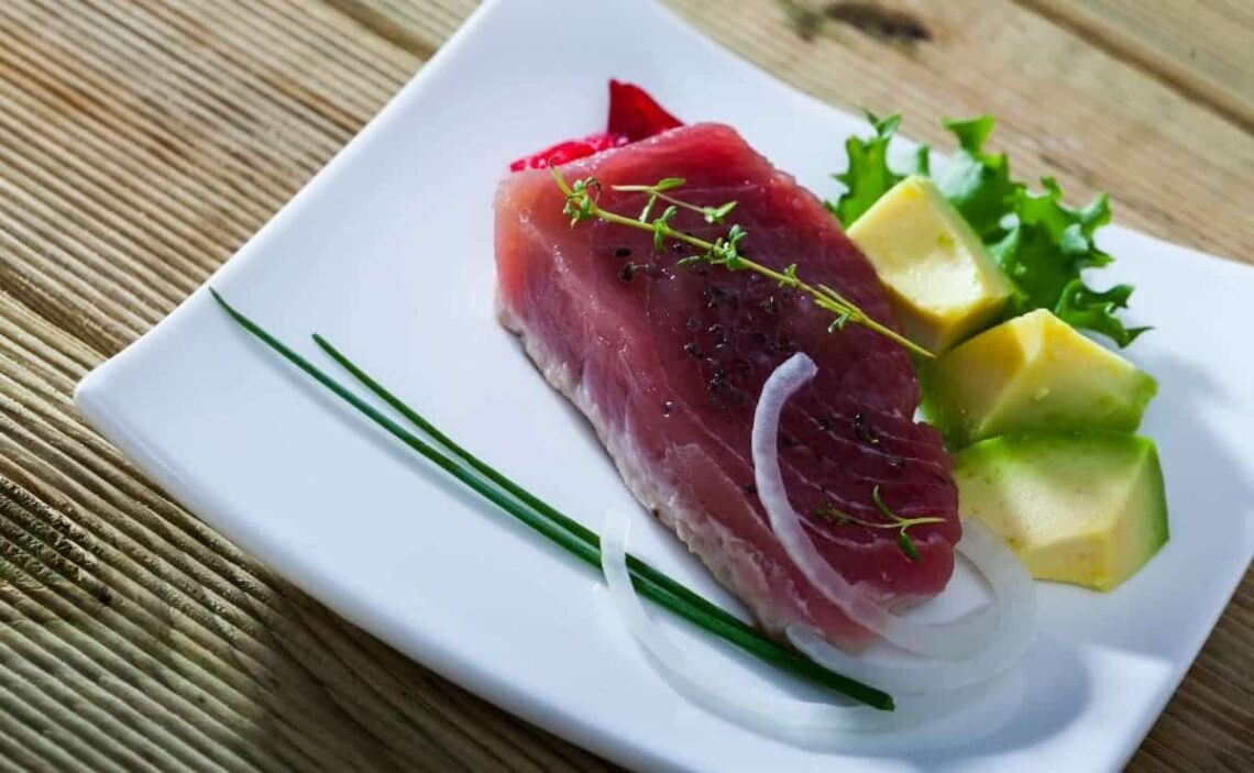 Receta de tataki de atún con aguacate