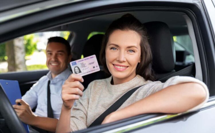 ¿Es posible conducir con el carnet de conducir caducado? Esto dice la DGT