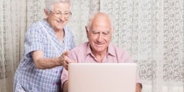 Personas mayores completan el cuestionario para acceder a los viajes del Imserso