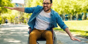 Persona con discapacidad en silla de ruedas que puede optar a la pensión por invalidez