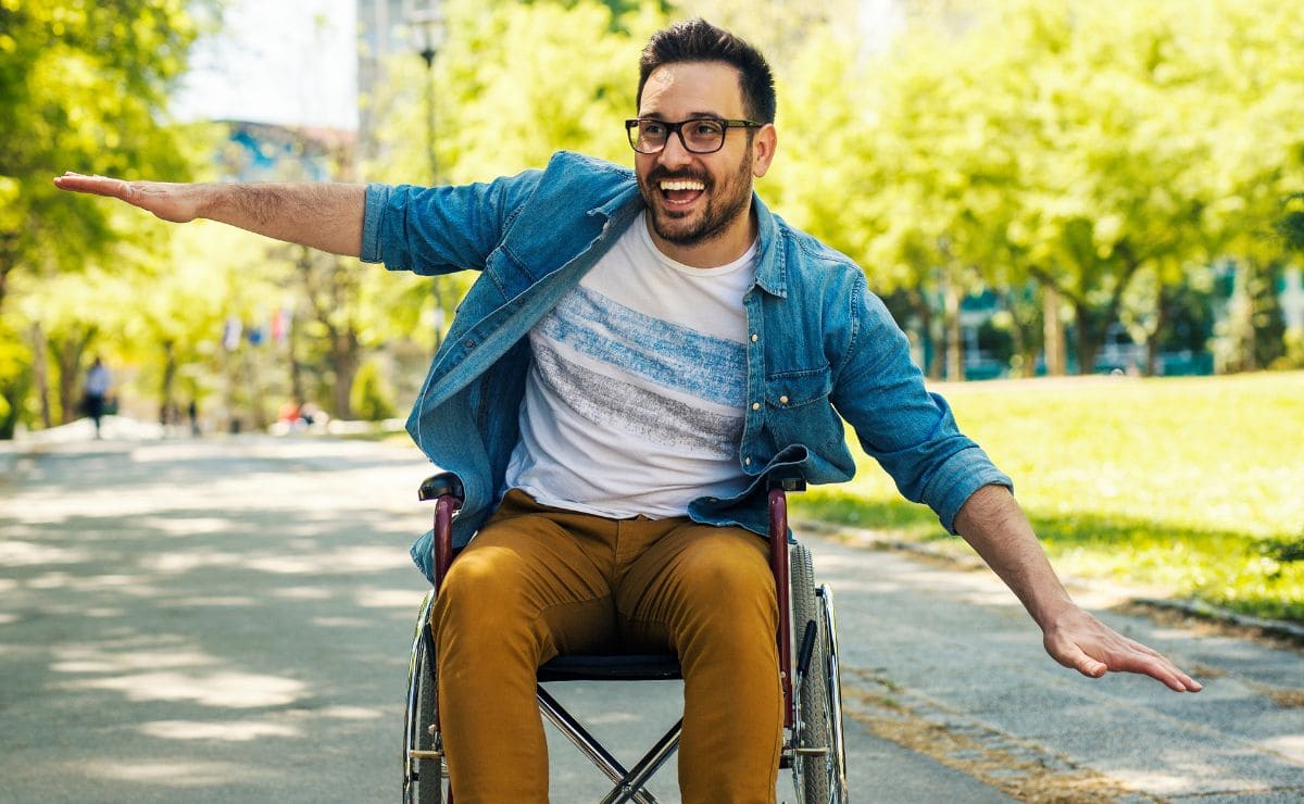 Persona con discapacidad en silla de ruedas que puede optar a la pensión por invalidez