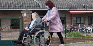 residencia ancianos dependencia silla de ruedas