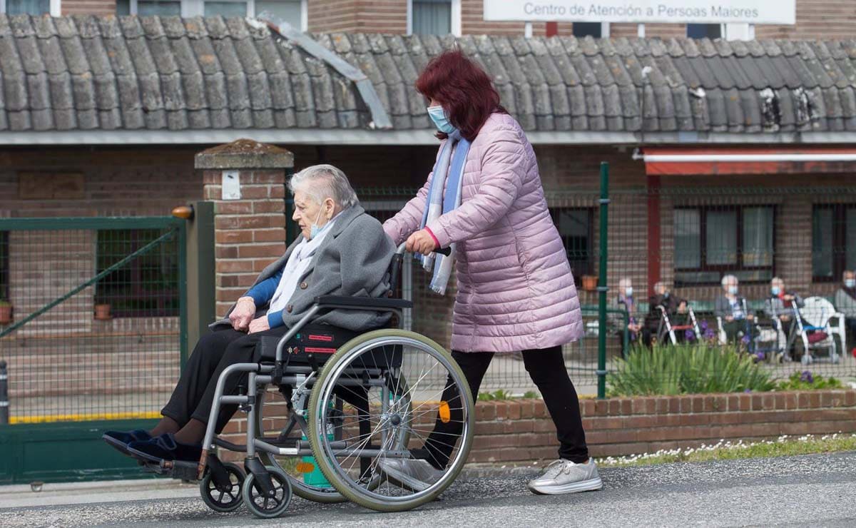 residencia ancianos dependencia silla de ruedas