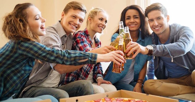 Grupo de amigos reunido