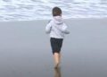 Román, niño con autismo en si visita a la playa tras la cuarentena