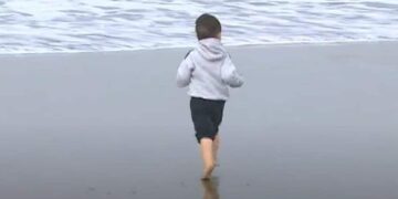 Román, niño con autismo en si visita a la playa tras la cuarentena