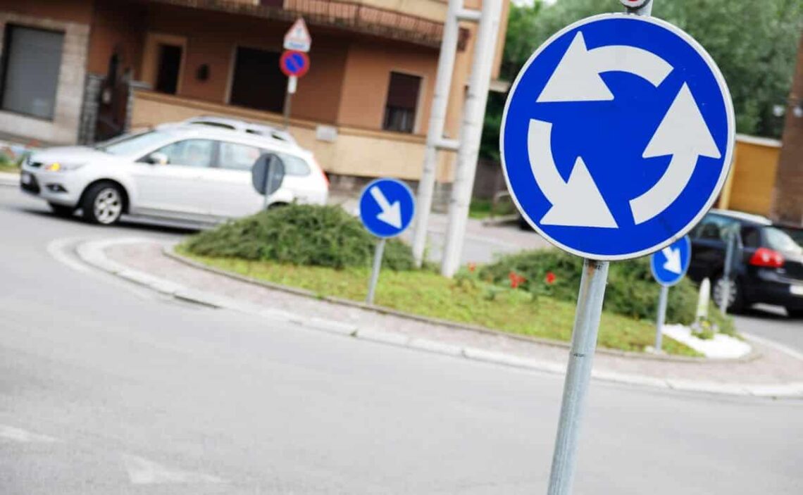 Esta es la forma de circular en las rotondas según la DGT