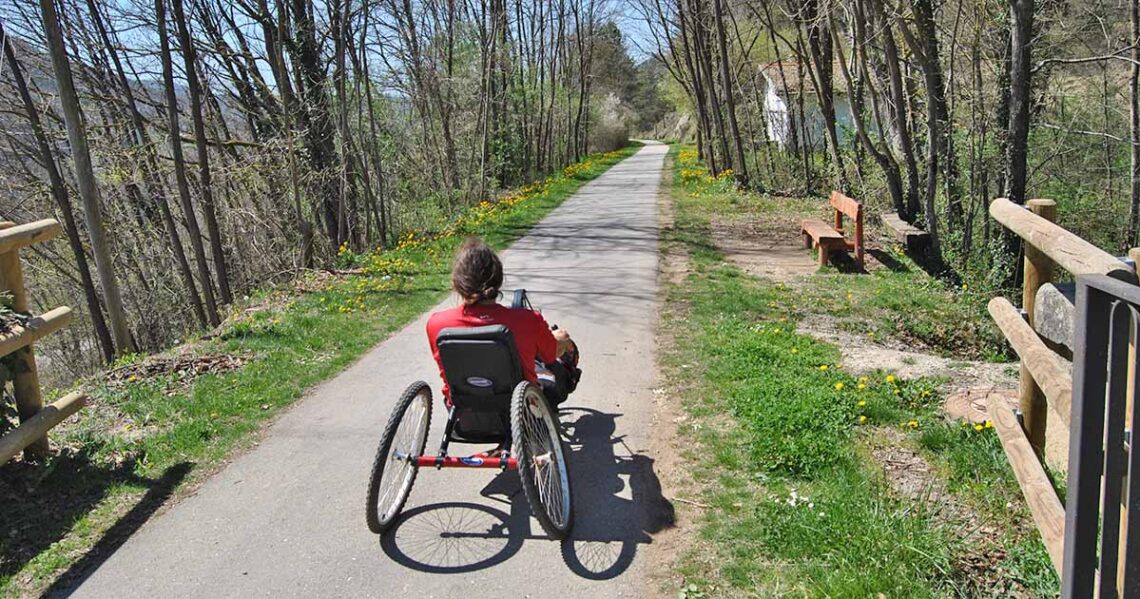 Una persona con discapacidad en una ruta accesible