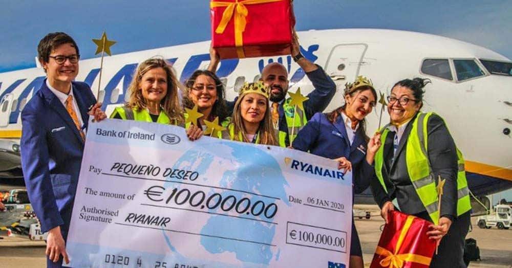 Ryanair dona 100.000 euros a la Fundación Pequeño Deseo para ayudar a niños enfermos a cumplir sus deseos