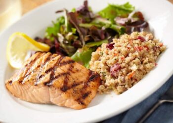 salmon quinoa alimento plato menu salud organismo dieta