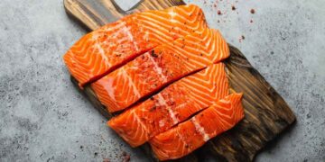 Los expertos de la Universidad de Harvard han confirmado que el salmón es uno de los alimentos más saludables que podemos incluir en dietas mediterráneas 
