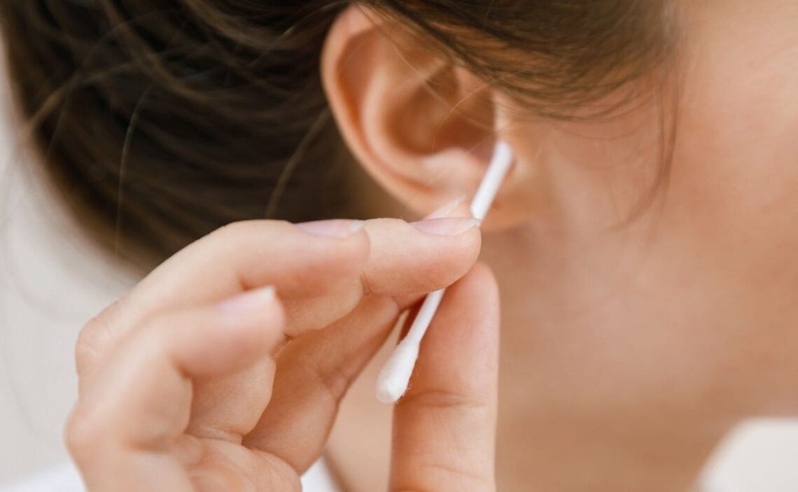 Así afectan los bastoncillos de algodón la salud auditiva