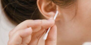 Así afectan los bastoncillos de algodón la salud auditiva