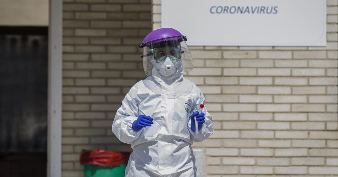 Sanitario con equipamiento para prevenir el coronavirus