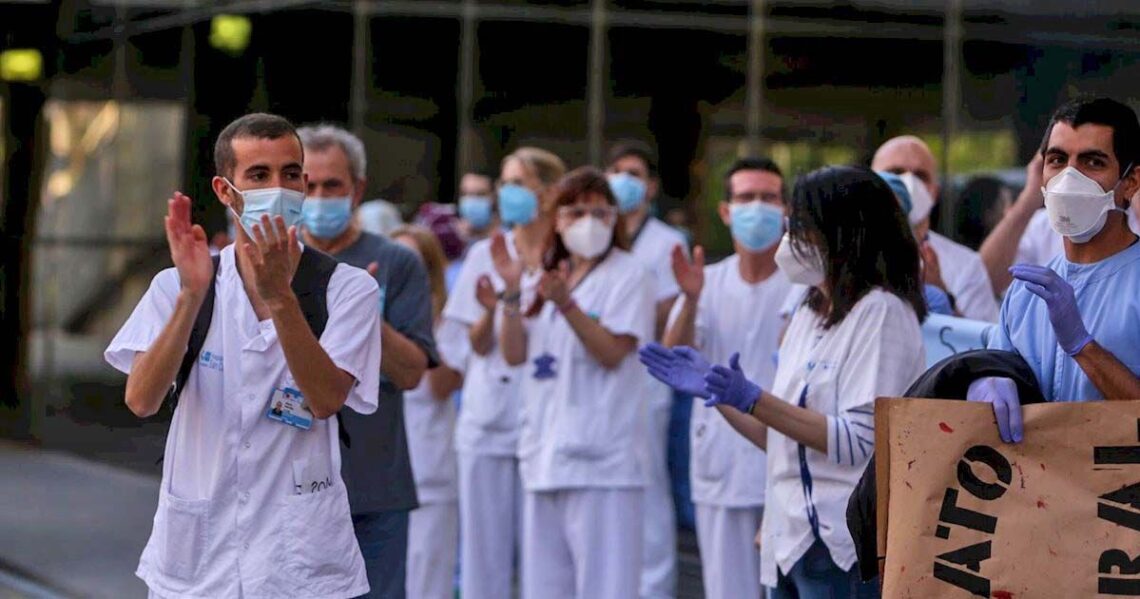 Sanitarios aplaudiendo